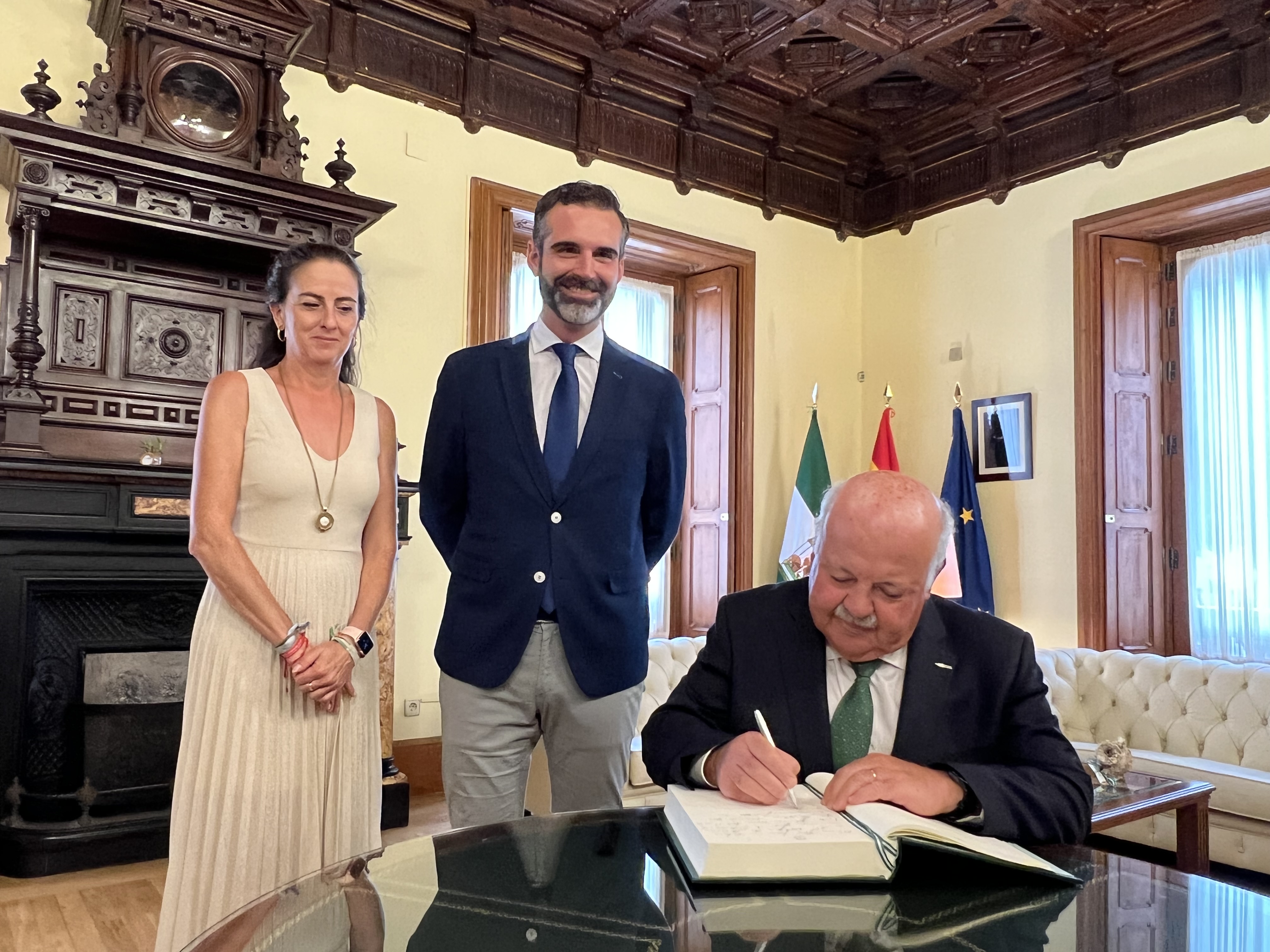 El consejero de Sostenibilidad junto al presidente del Parlamento Andaluz, Jesús Aguirre.