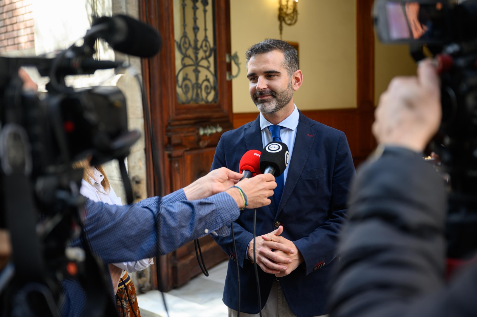 Ramón Fernández-Pacheco informa de la decisión de la Junta.