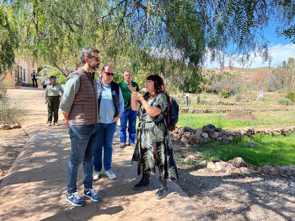 Ramón Fernández-Pacheco visita el Jardín Botánico El Albardinal.