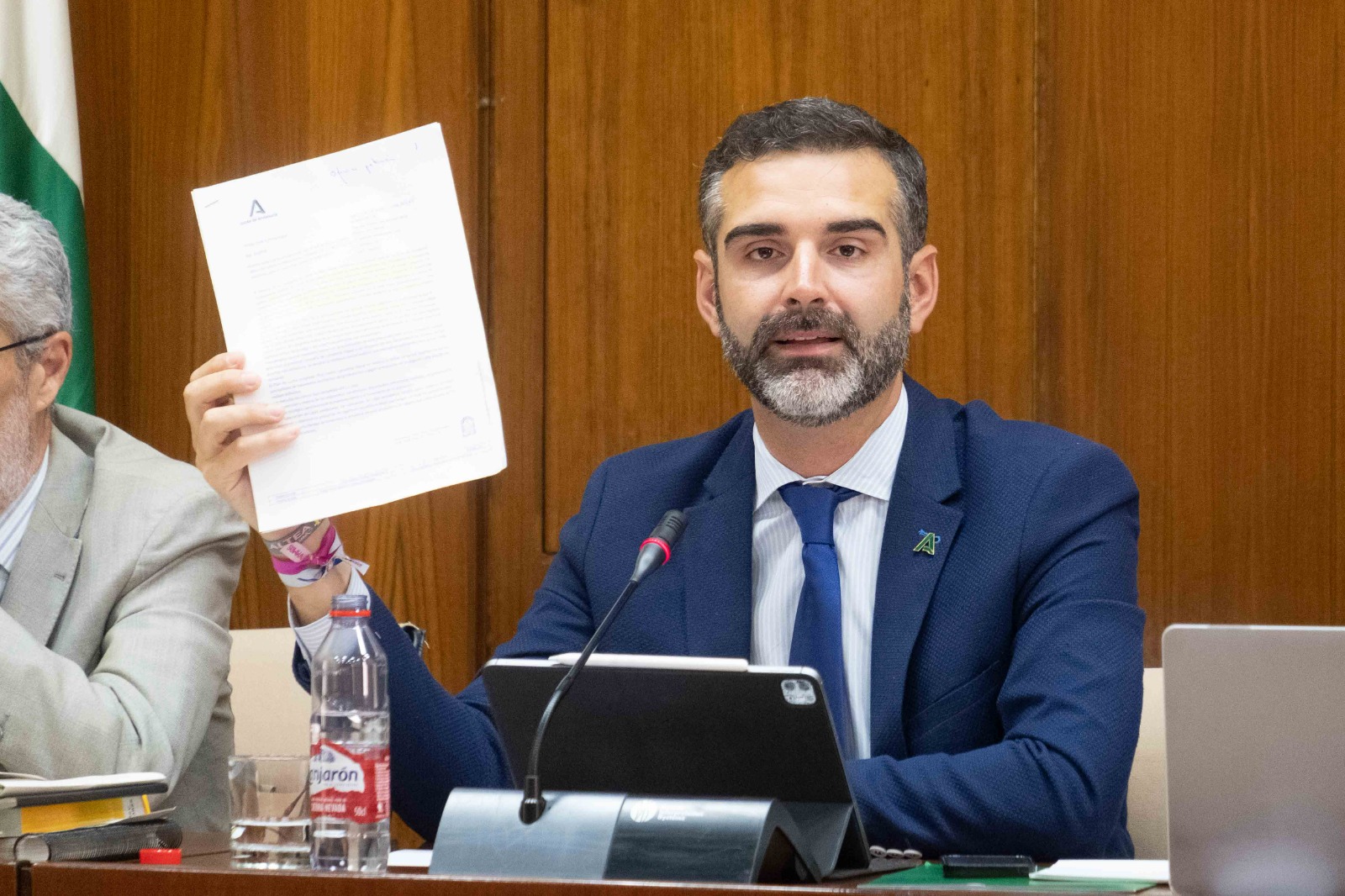 Ramón Fernández-Pacheco muestra la carta enviada al ministerio.