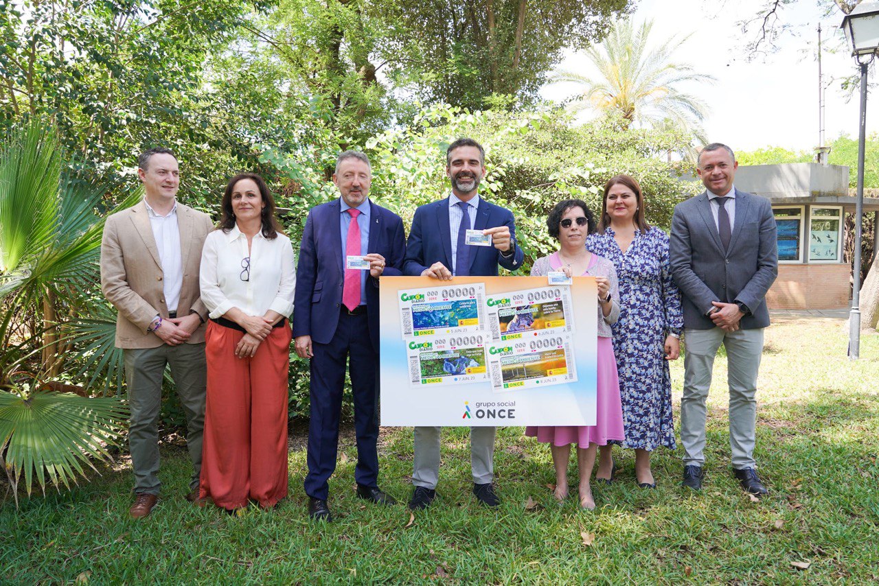 Presentación de los cupones por la Semana del Medio Ambiente.