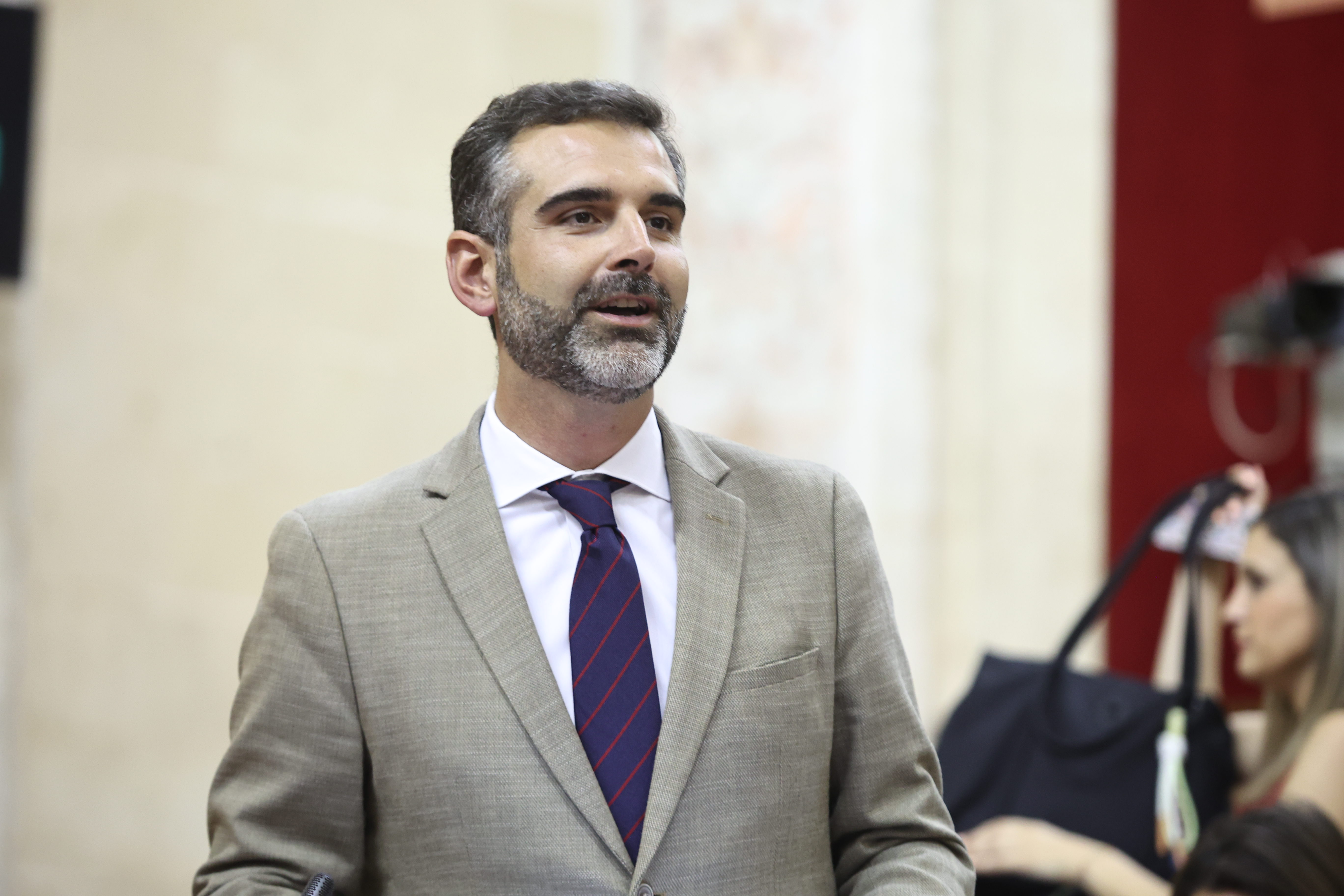 El consejero de Sostenibilidad, Medio Ambiente y Economía Azul, Ramón Fernández-Pacheco, en el Pleno.