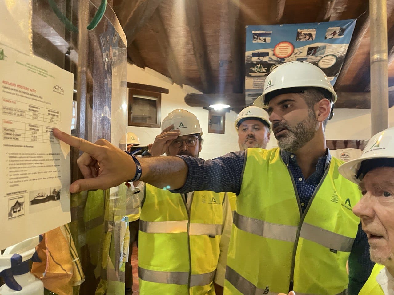 Fernández-Pacheco visita el Refugio Postero Alto, en Sierra Nevada