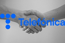 manos chocadas. logo teléfonica