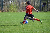 niños jugando al fútbol