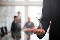 hombre con reloj de arena sobre la mano