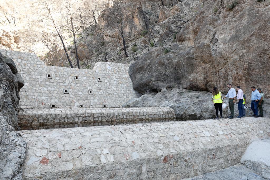 Fernández-Pacheco visita las obras de emergencia tras el incendio en Los Guájares