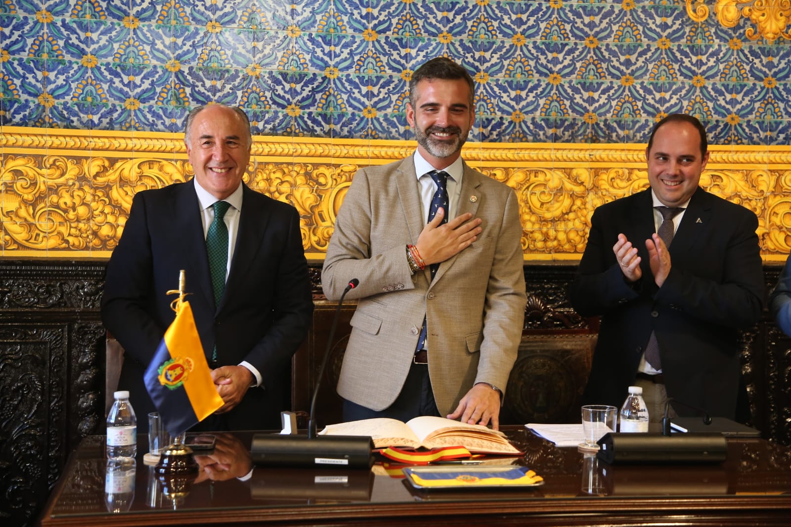 El consejero de Sostenibilidad, Medio Ambiente y Economía Azul, Ramón Fernández-Pacheco, en el Ayuntamiento de Algeciras.