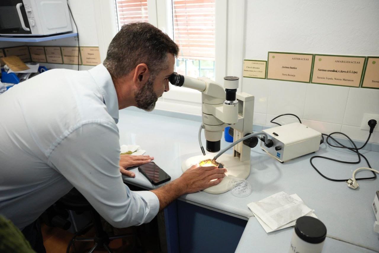 Fernández-Pacheco visita el Laboratorio de Propagación Vegetal