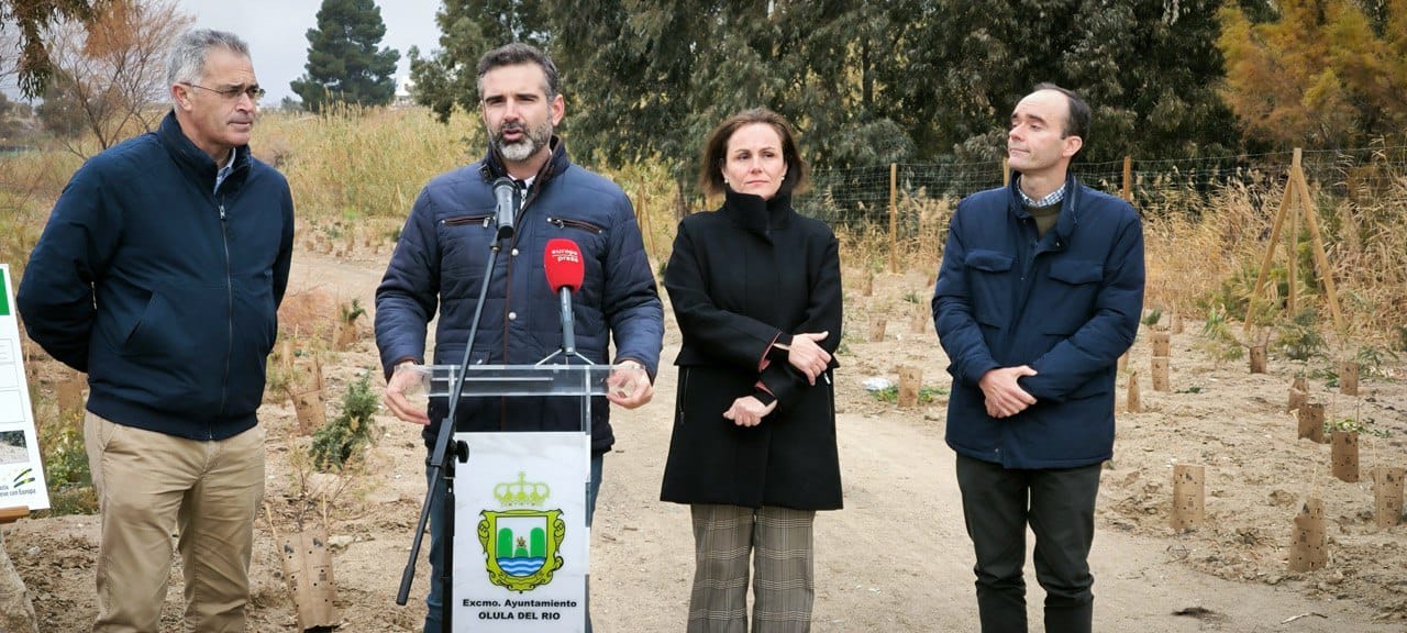 El consejero Ramón Fernández-Pacheco en Olula del Río, donde se ha terminado la obra de sellado del vertedero de inertes.