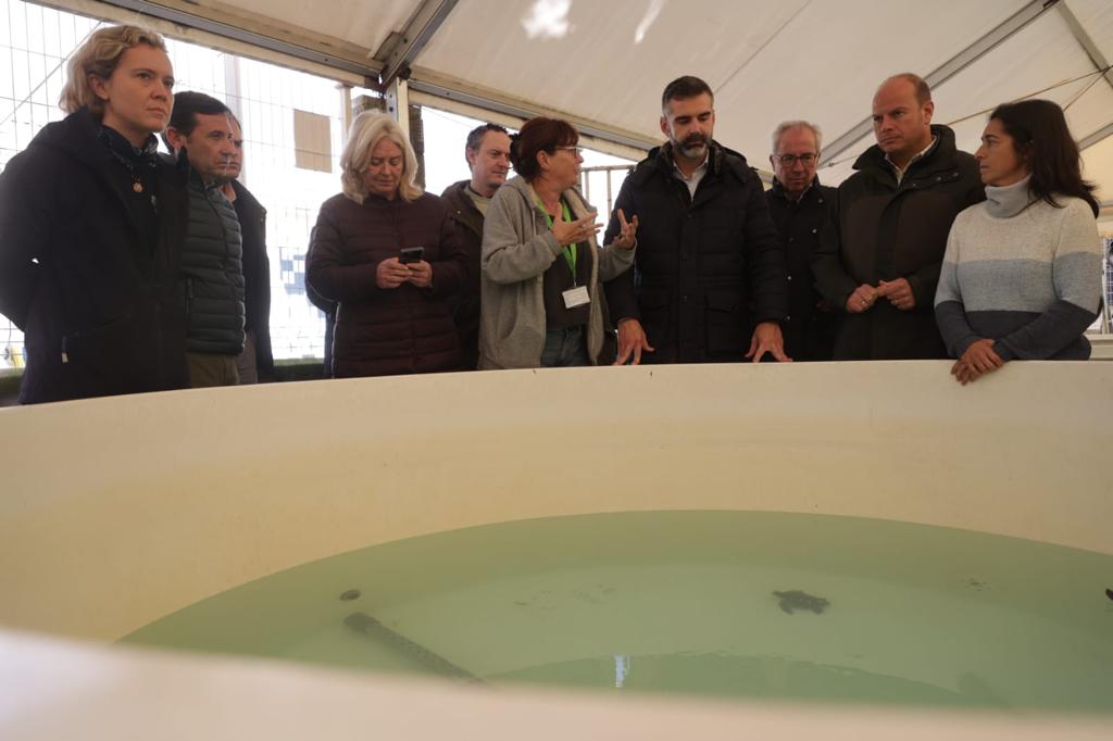 El consejero Ramón Fernández-Pacheco durante su visita al Centro de Gestión del Medio Marino del Estrecho.