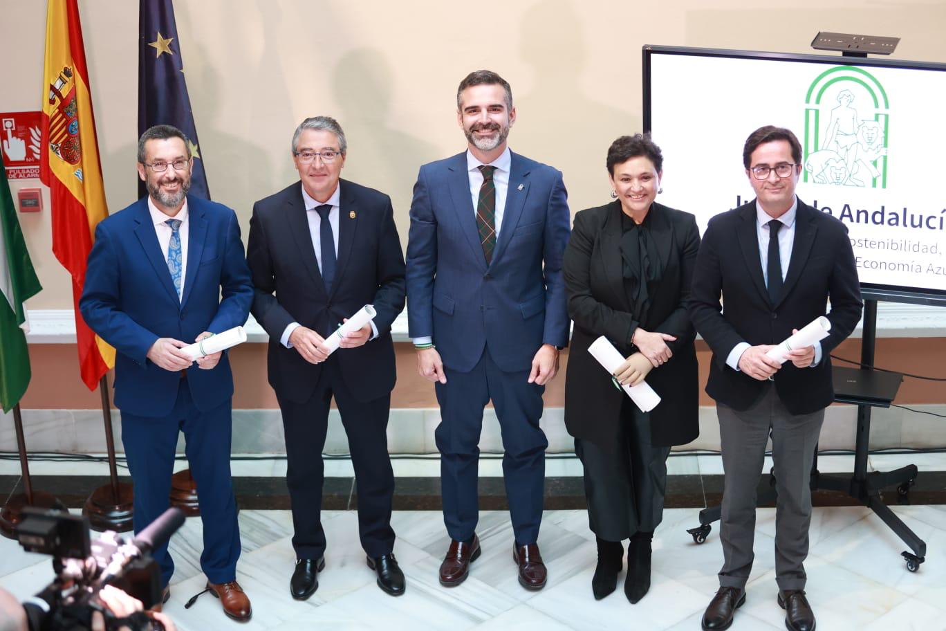 El consejero Ramón Fernández-Pacheco junto a los alcaldes asistentes 