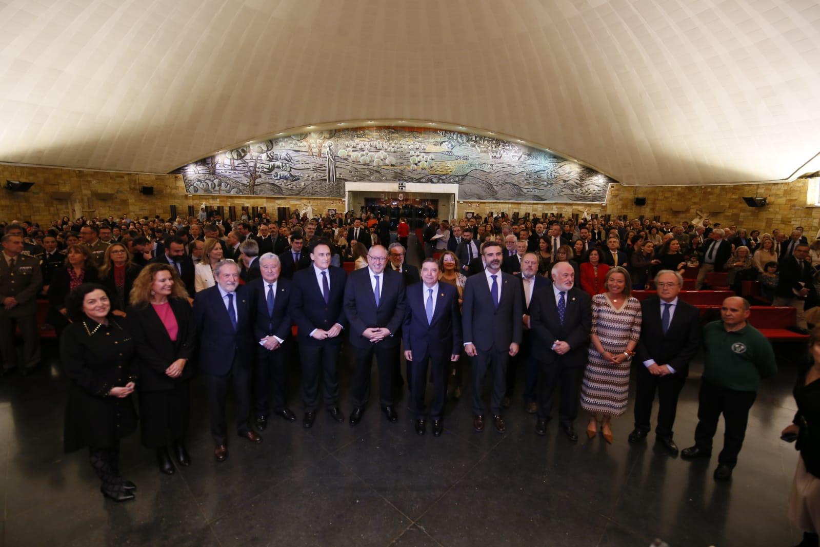 Imagen de todos los premiados en el día institucional de la Universidad de Córdoba