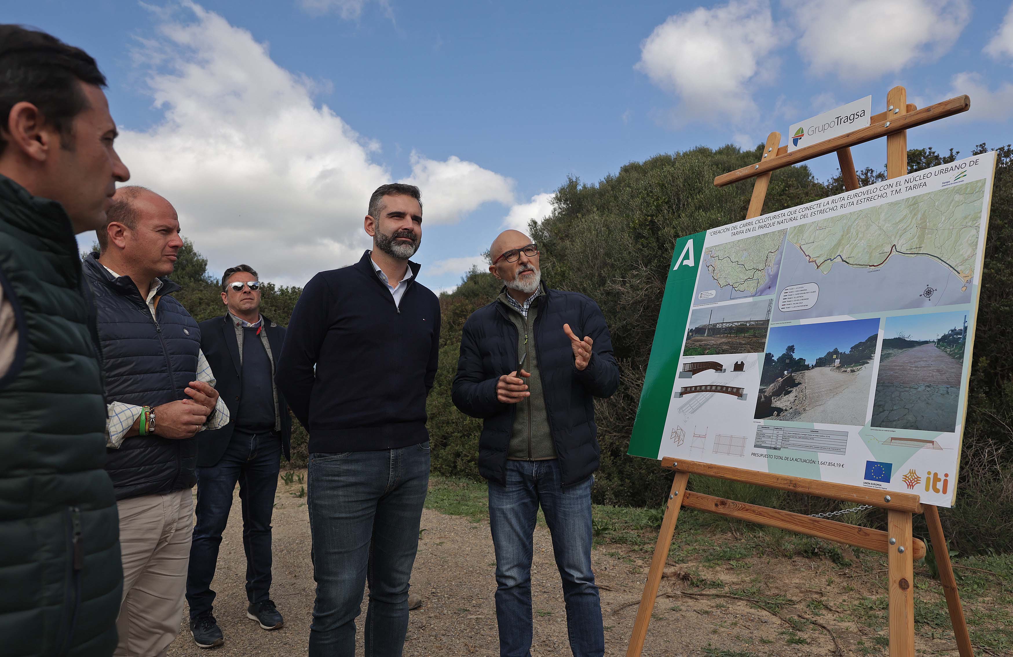 El consejero Ramón Fernández-Pacheco visita el carril peatonal de la ruta del Estrecho