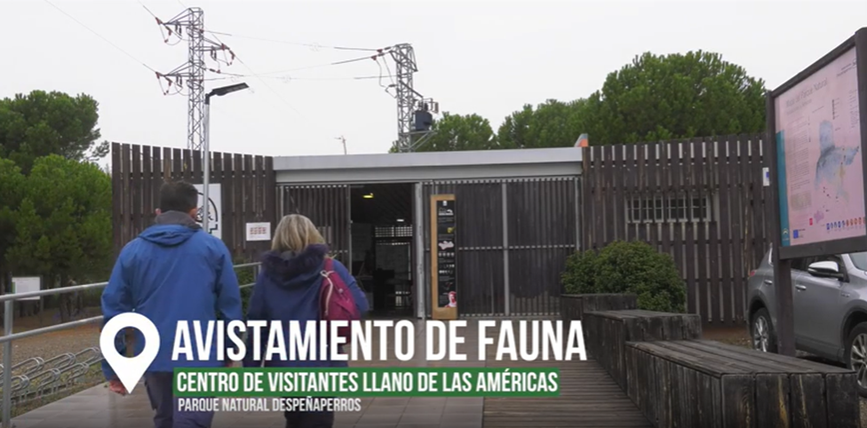 Dos personas entran al Centro de Visitantes del Llano de las Américas