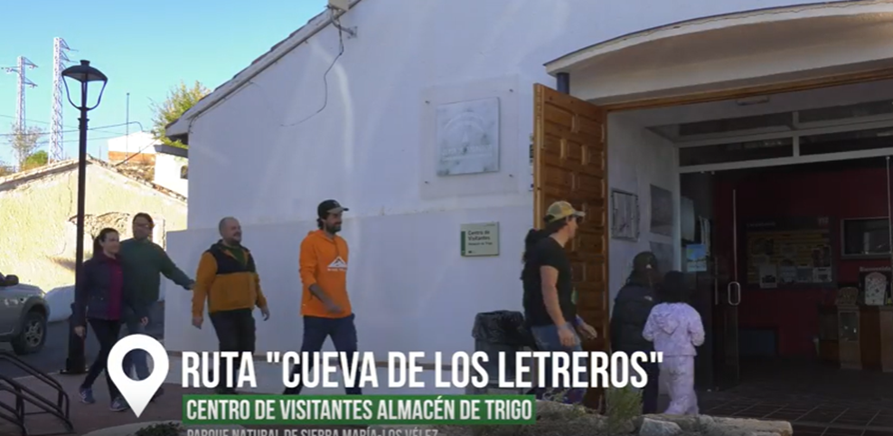 Varias personas entran al centro de visitantes Almacén de trigo