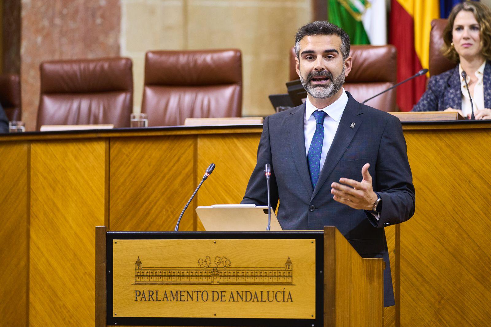 El consejero de Sostenibilidad, Medio Ambiente y Economía Azul durante su comparecencia en el Pleno.