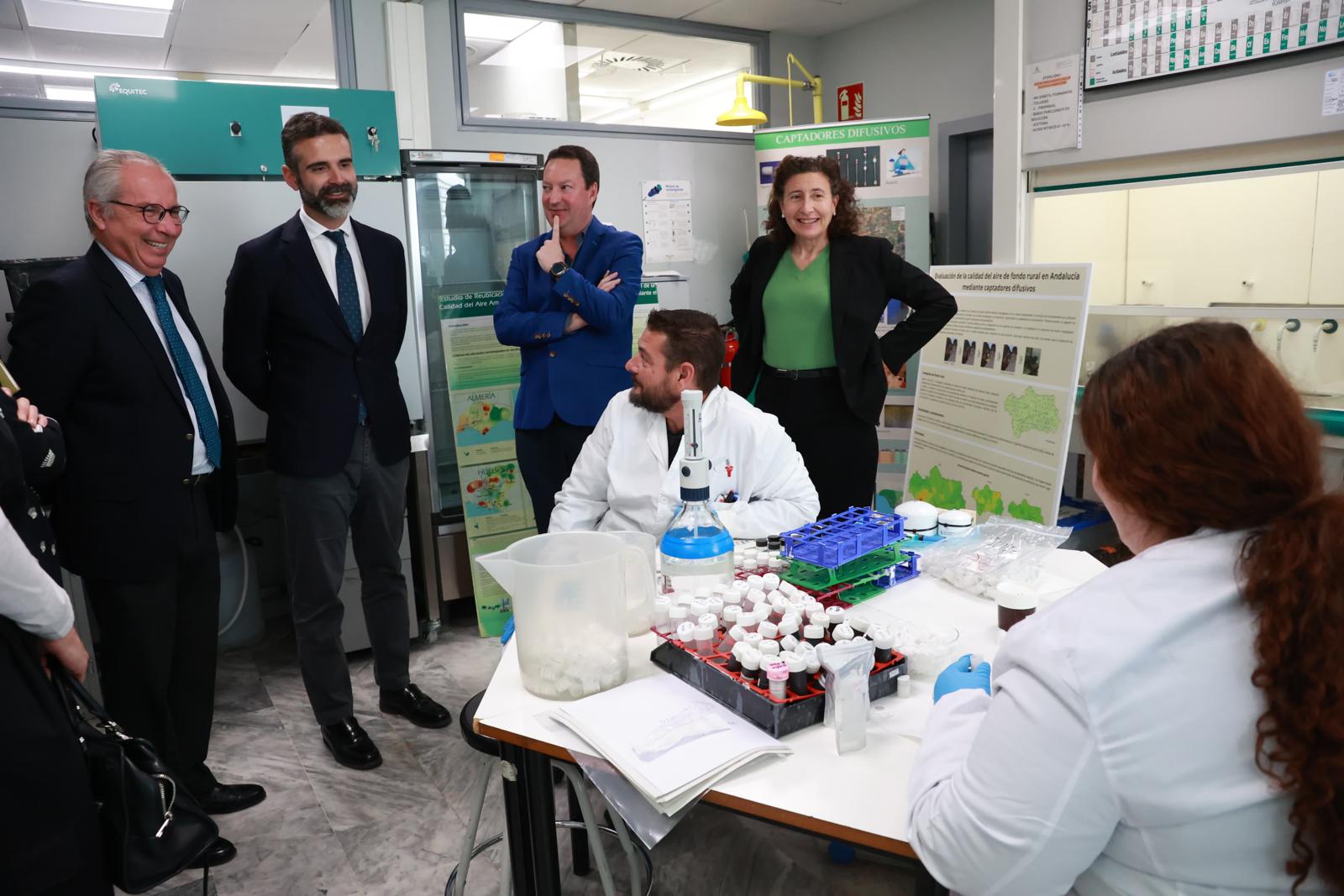 Ramón Fernández-Pacheco en la visita al laboratorio de calidad del aire.