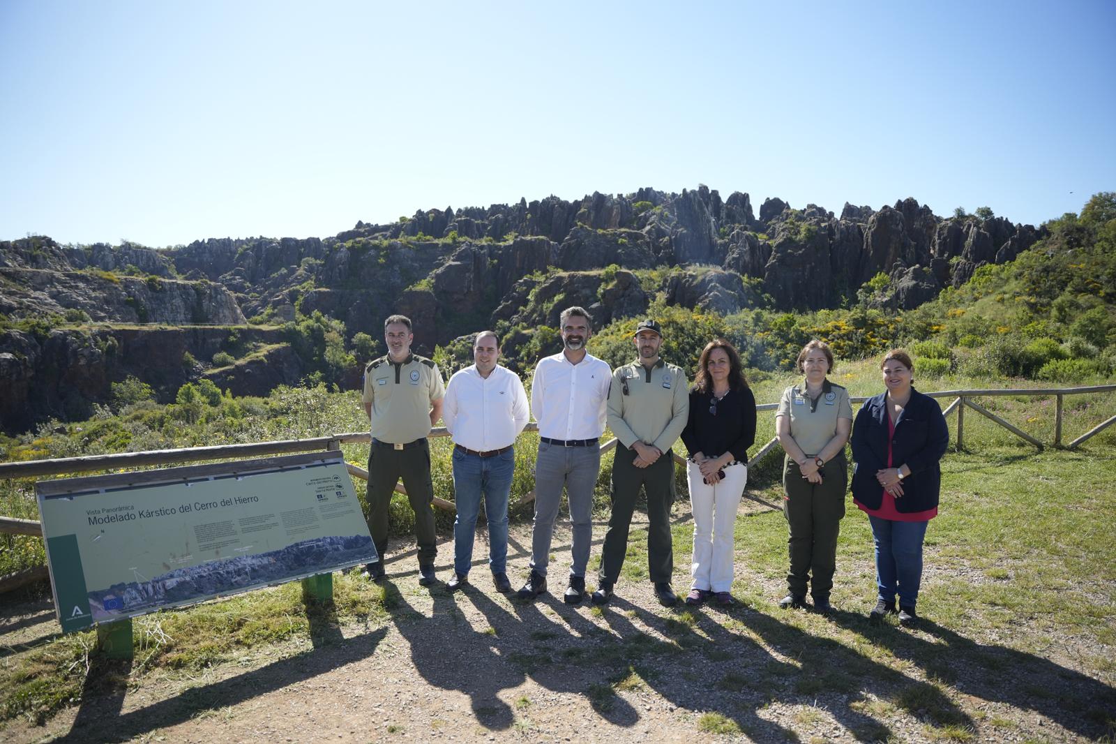 El consejero Ramón Fernández-Pacheco en el Mirador de Cerro del Hierro.