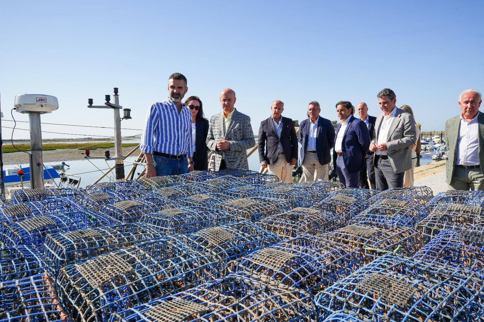 El consejero Ramón Fernández-Pacheco visita el Puerto de El Terrón, en Lepe