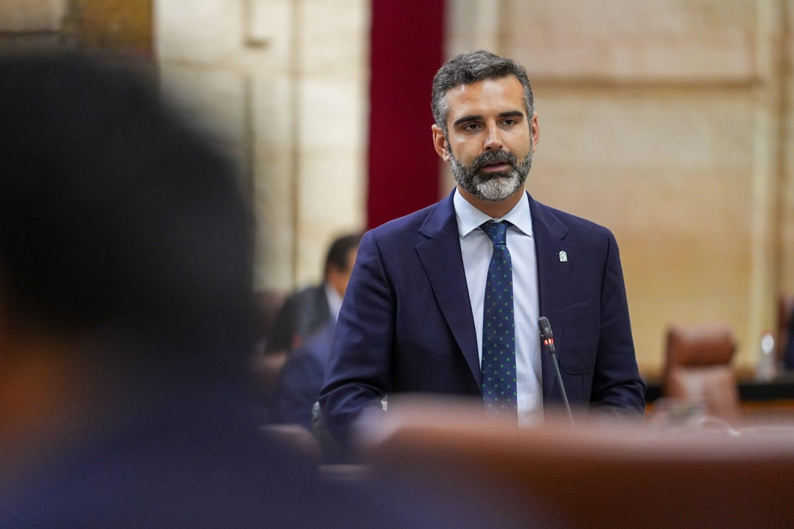 Ramón Fernández-Pacheco, en sesión plenaria en el Parlamento de Andalucía. 