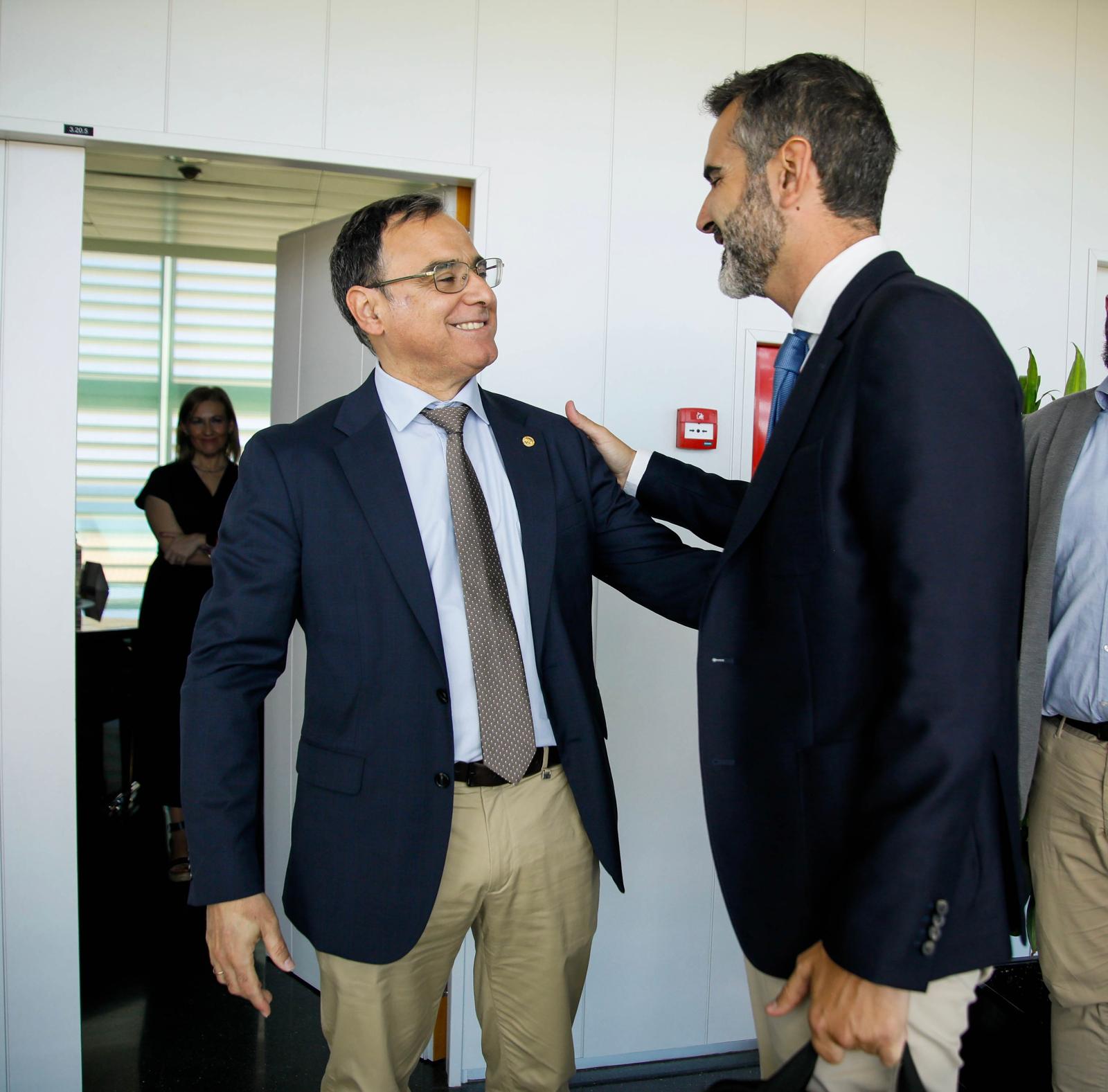 El consejero de Sostenibilidad, Ramón Fernández-Pacheco, con el rector de la UAL.