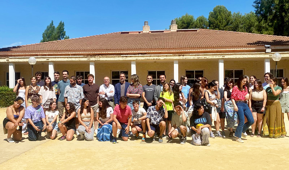 Foto de grupo de las personas participantes en la Escuela de Jóvenes Escritoras y Escritores