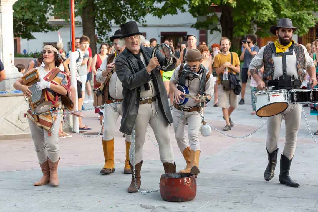 Artistas durante un espectáculo en un espacio público (Foto de Andrés Castillo)