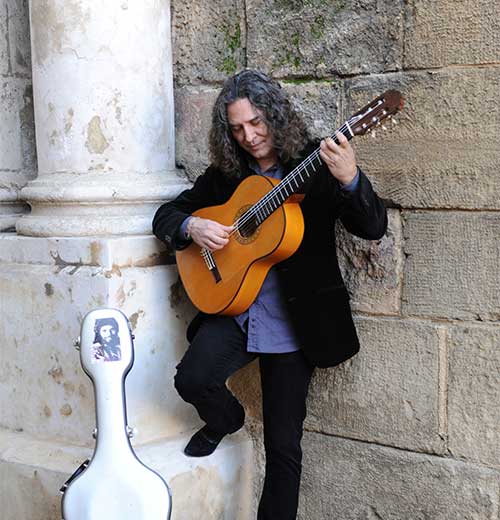 Tomatito tocando la guitarra (fotografía de Olga Holguín)