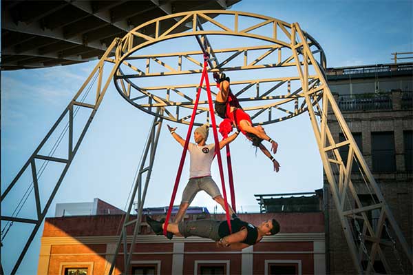 Artistas de circo durante una actuación