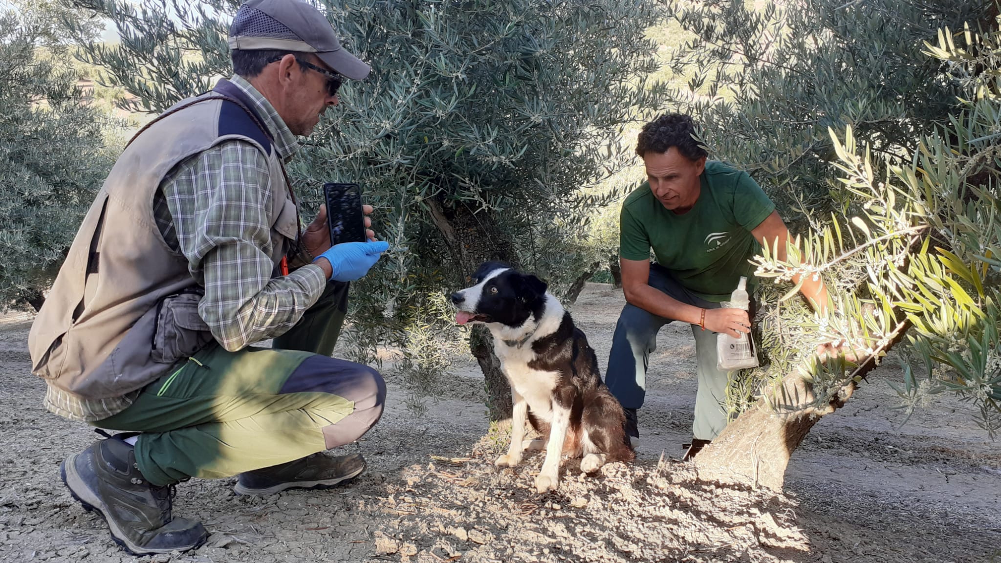 Dos técnicos con uno de los perros adiestrados.