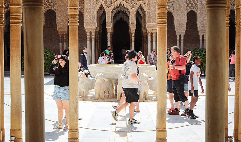 Un grupo de turistas visita el Patio de los Leones de la Alhambra de Granada