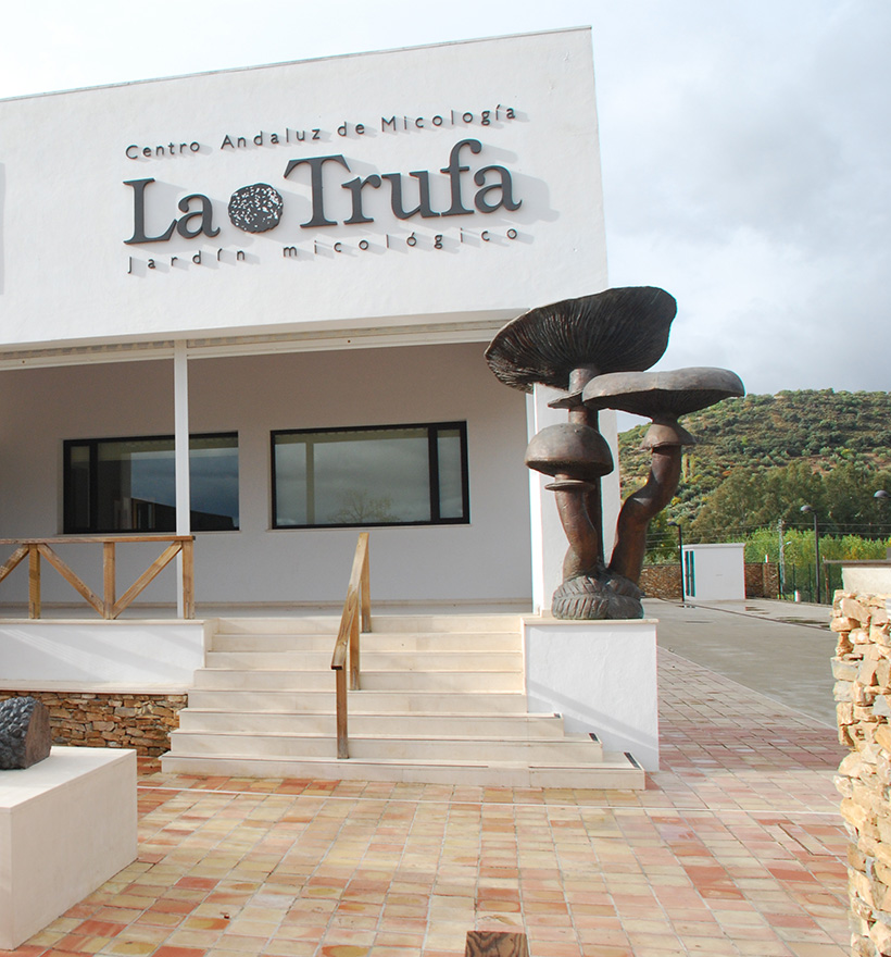 Fachada del Centro Andaluz de Micología y Jardín Micológico La Trufa