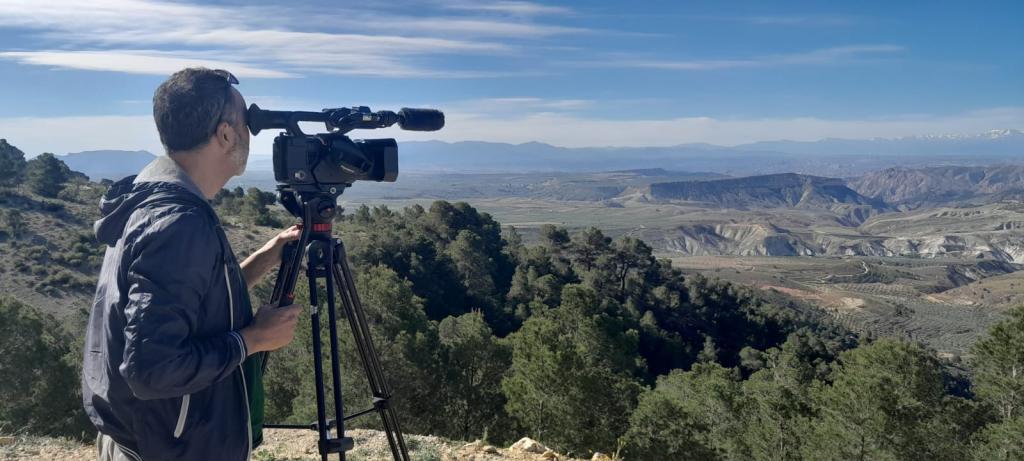 Equipo de comunicación de AMAYA filmando en campo